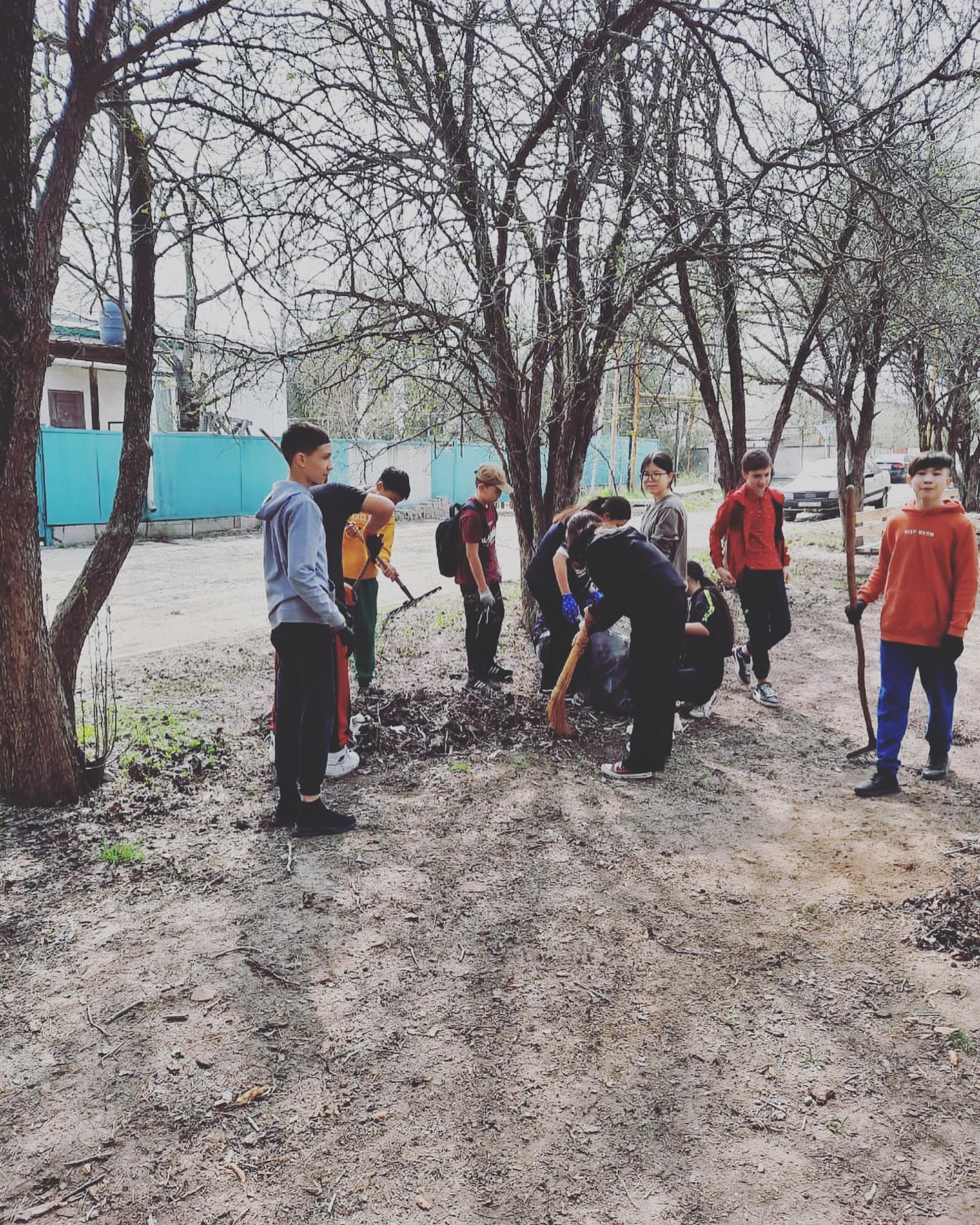 Әлеуметтік жоба аясында 6-сыныптар мектебіміздің ауласында “экология” жобасы бойынша сенбілік өткізді.