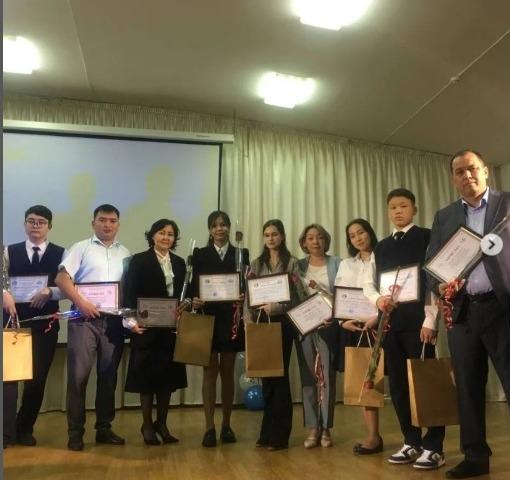 Жалпы білім беретін пәндер бойынша өткізілген олимпиадалардың облыстық кезеңінің жеңімпаздарын құттықтау сәтінен...